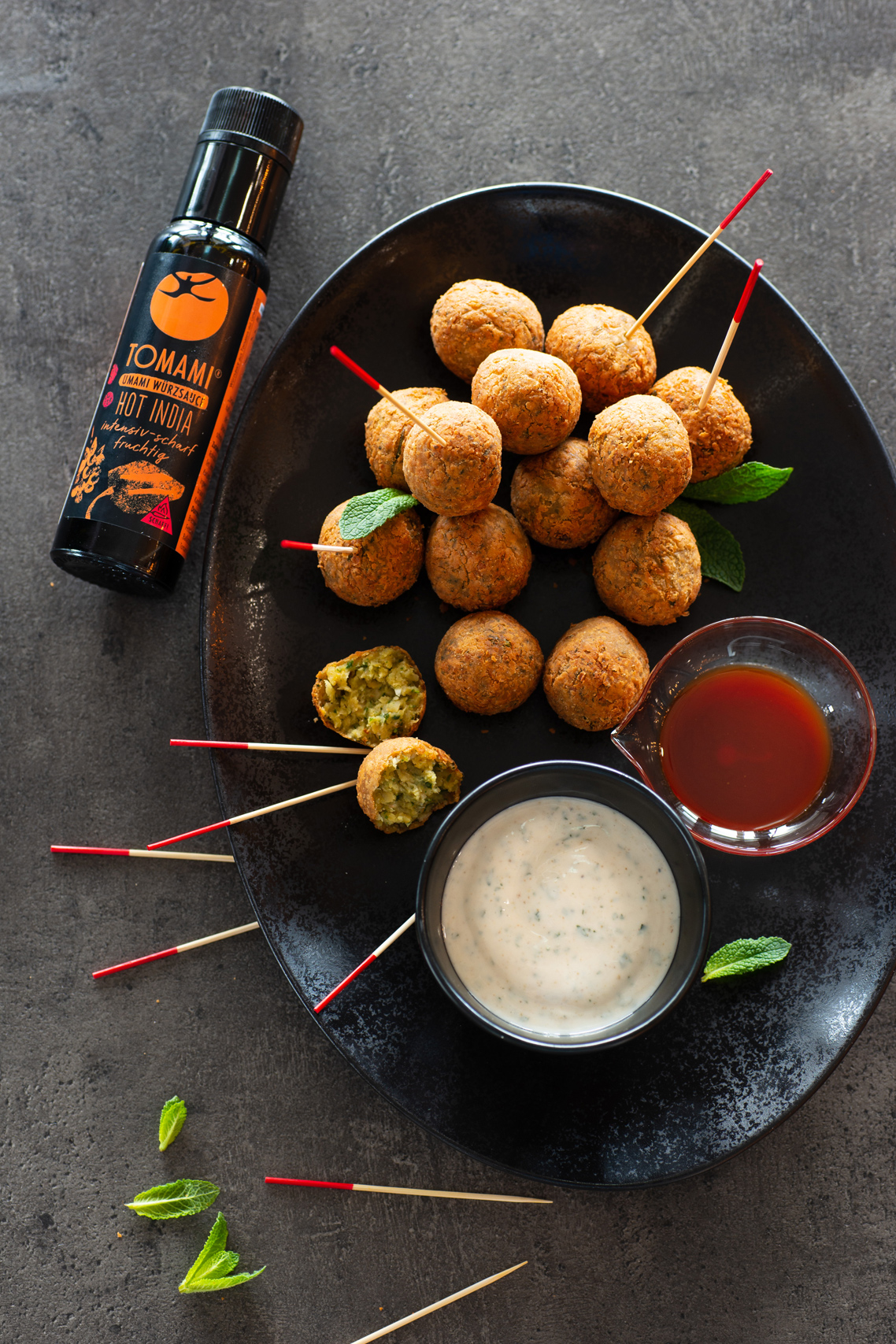 Kichererbsen&shy;falafel und Kreuzkümmel-Minze-Joghurt
