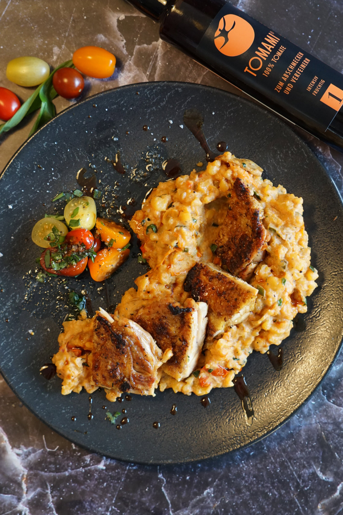 Tomatenpüree mit krosser Hähnchen&shy;keule