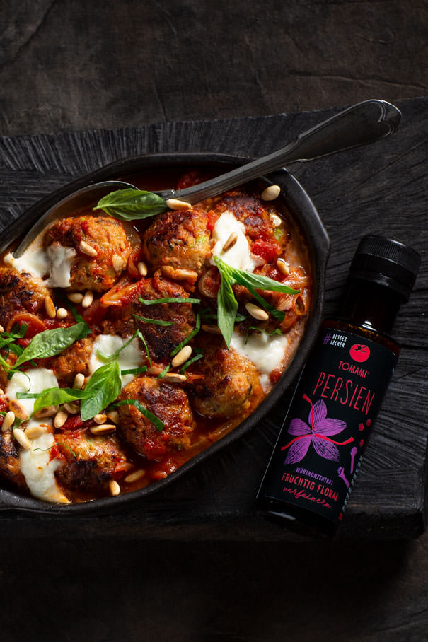 Veganer Hack­bällchenauflauf mit TOMAMI Persien