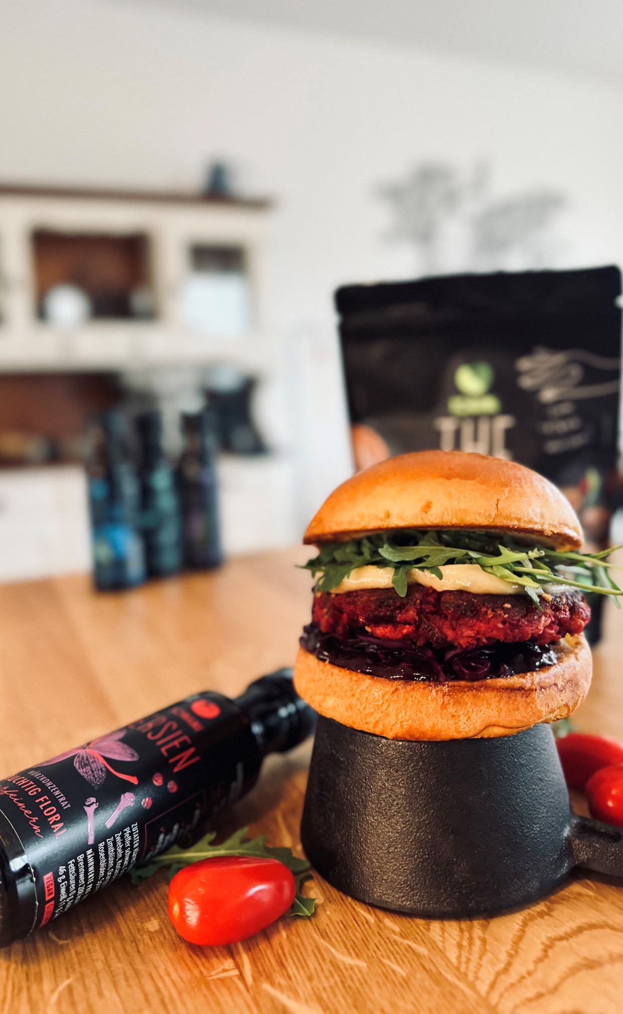 Veganer Red Burger mit TOMAMI The Vegan Hack und Persien